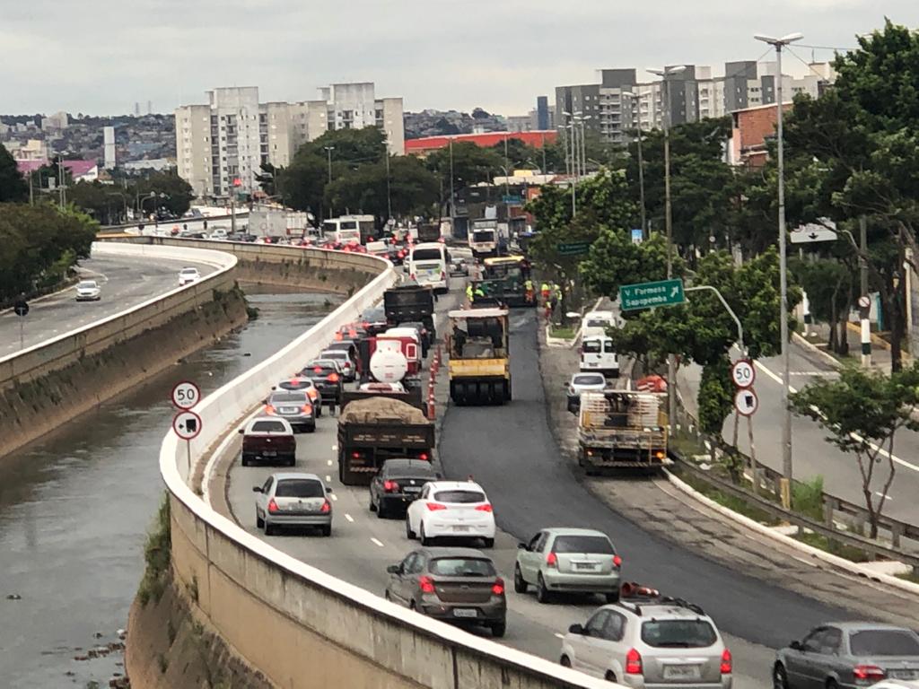 Foto mostra maquinas na AV. Aricanduva realizando o recapeamento